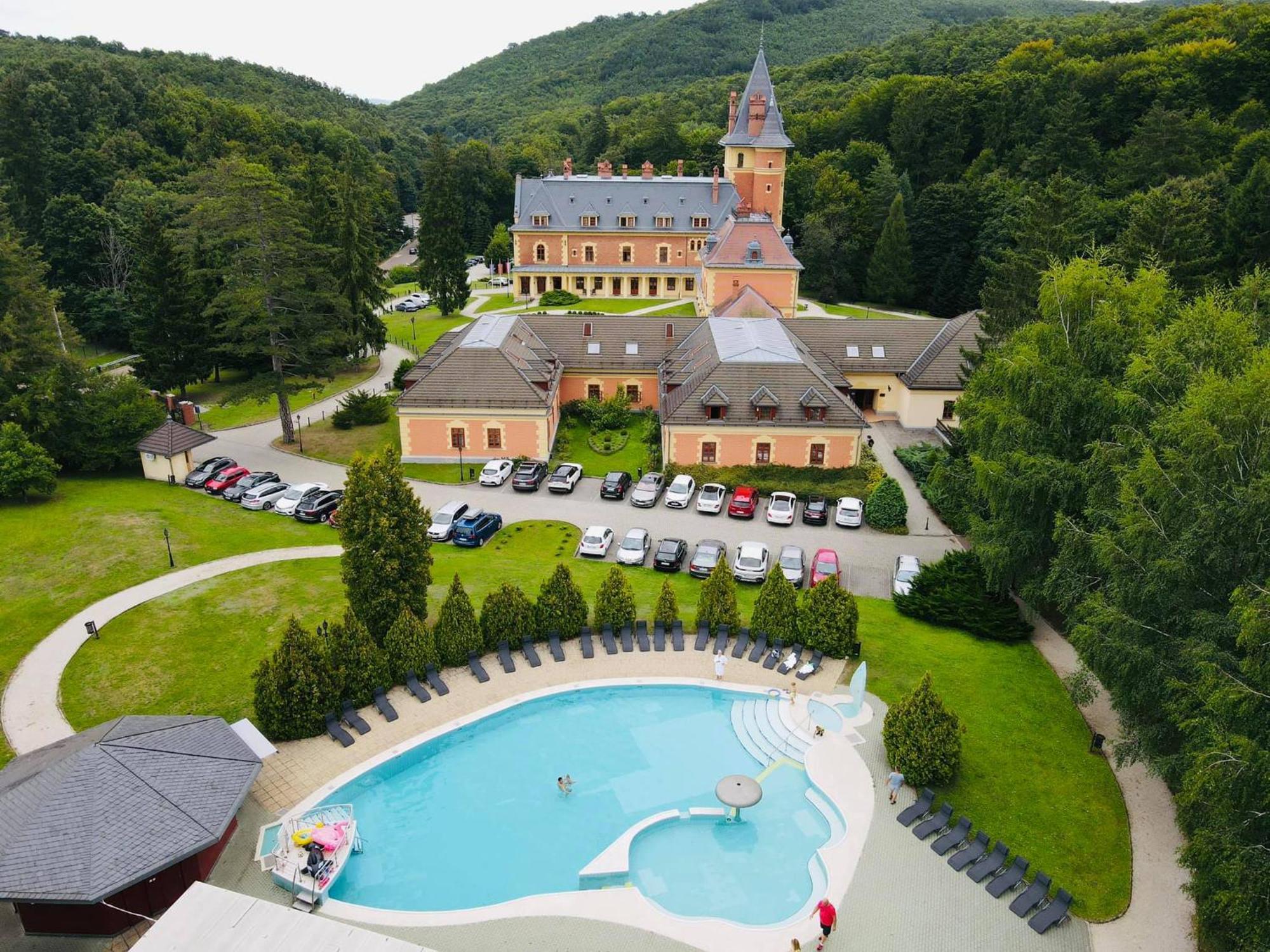 Kastelyhotel Sasvar Resort Paradsasvar Exterior photo